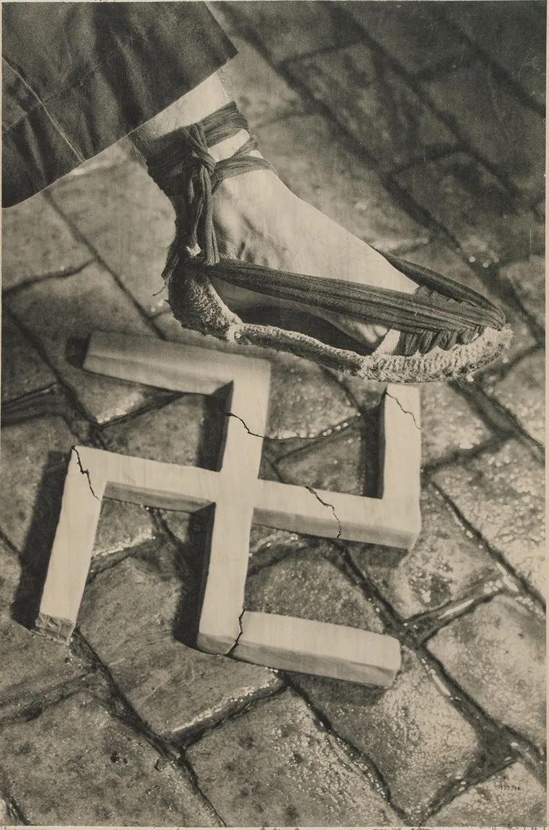 Espadrille Ecrasant Une Croix Gammee Affiche