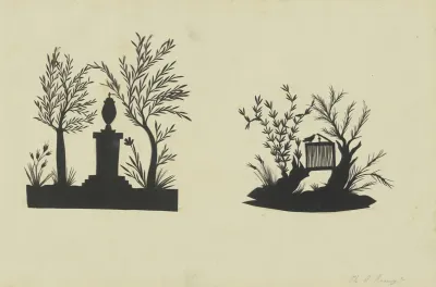 Altar Mit Antiker Vase Und Vogelkafig Zwischen Zwei Baumstumpfen