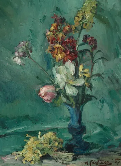 Blumen In Blauer Vase Und Schlusselblumenstraus