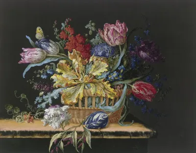 Blumenkorb Mit Tulpen Levkojen Rittersporn Und Anderen Blumen Auf Einem Tisch