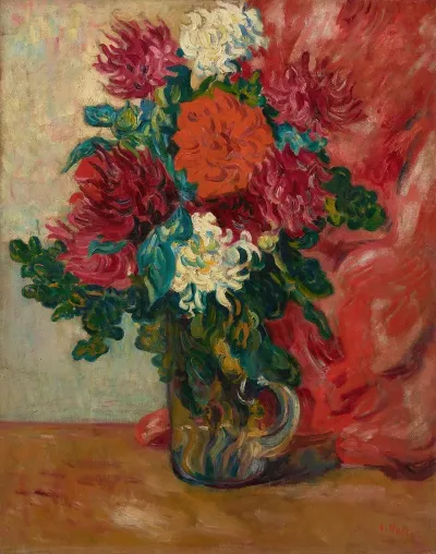 Dahlias A La Cruche En Verre Devant Une Tenture Rouge