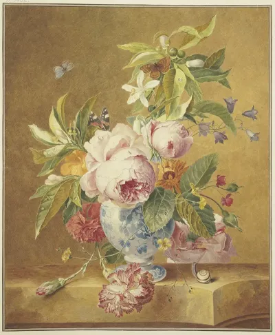Ein Blumenbouquet In Blauer Vase Mit Drei Schmetterlingen Vorne Rechts Eine Schnecke