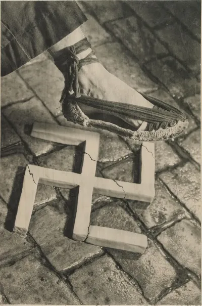 Espadrille Ecrasant Une Croix Gammee Affiche
