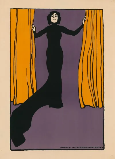 Frau In Schwarzem Kleid Zwischen Vorhang Stehend