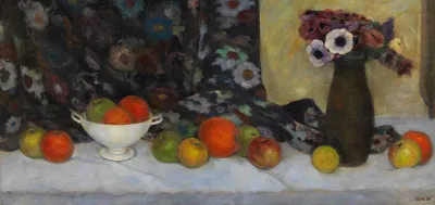 Fruchtestillleben Mit Geblumtem Stoff Und Vase