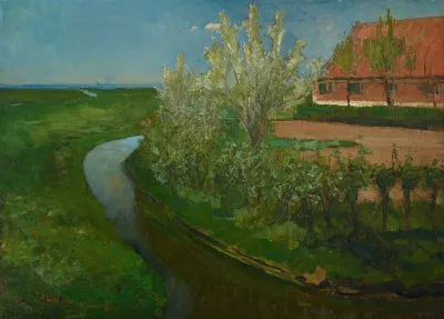 Gebogen Irrigatiegracht Grenzend Aan Boerenerf Met Bloeiende Bomen Curved Irrigation Ditch Bordering Farmyard With Flowering Trees