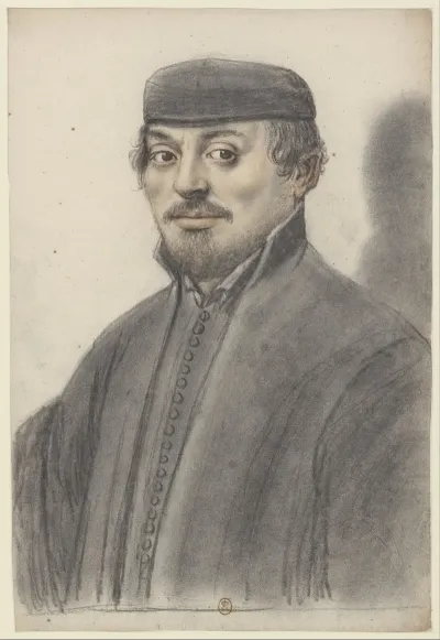 Homme A Barbe Courte Et Moustaches Portant Un Bonnet Noir De Trois Quarts A Gauche