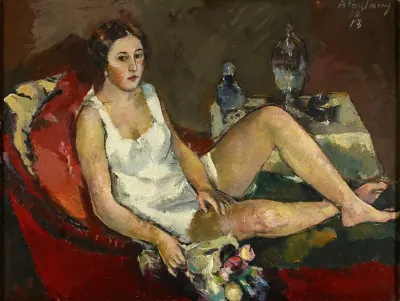 Junge Frau Auf Rotem Sofa