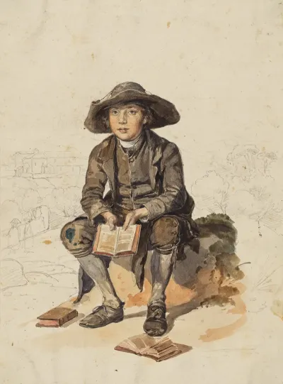 Junge Mit Breitkrempiger Kopfbedeckung Vor Einer Landschaft Sitzend Und Ein Aufgeschlagenes Buch Haltend