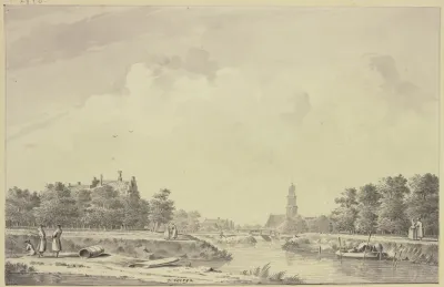Kanalansicht Im Hintergrunde Eine Stadt Mit Turm Und Brucke Links Bei Einer Tonne Zwei Stehende Herren Und Ein Sitzender Angler