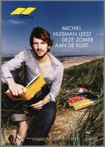 Michiel Huisman Leest Deze Zomer Aan De Kust