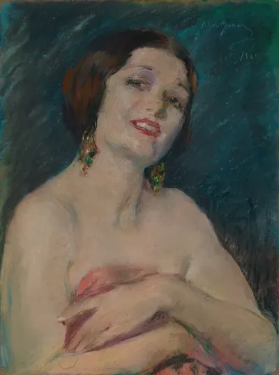 Model Holding Drapery