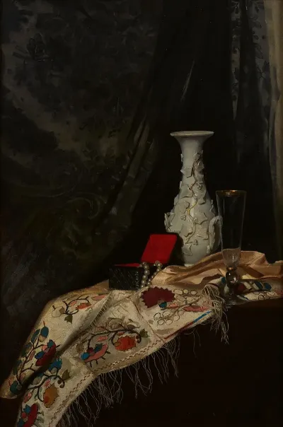 Stillleben Mit Porzellanvase Sektglas Und Schmuckschatulle