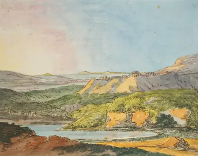 Sudliche Landschaft Am Meer Mit Bewaldeten Hugeln Und Einem Gewasser Im Vordergrund
