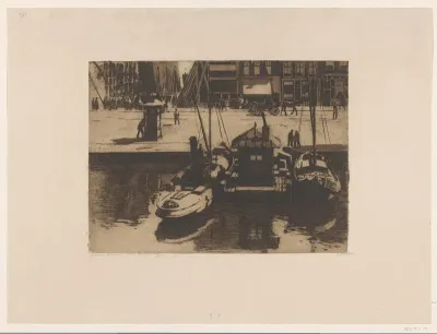 Aangemeerde boten aan het Damrak in Amsterdam