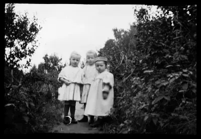 Adrienne (Adi), Gertrud Natalie (Gertie) ja Nelli Gadd Niementiellä