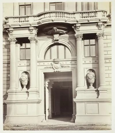 Albrechtsgasse No. 3, Portal am Wohnhause des Friedrich Ritter von Schey
