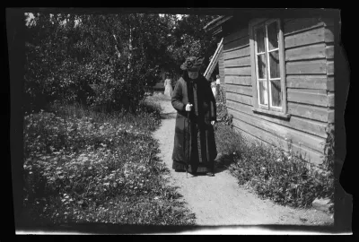 Alexandra Simberg Keltaisen huvilan pihalla