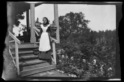 Alice Engler Vaaleanpunaisen huvilan portailla