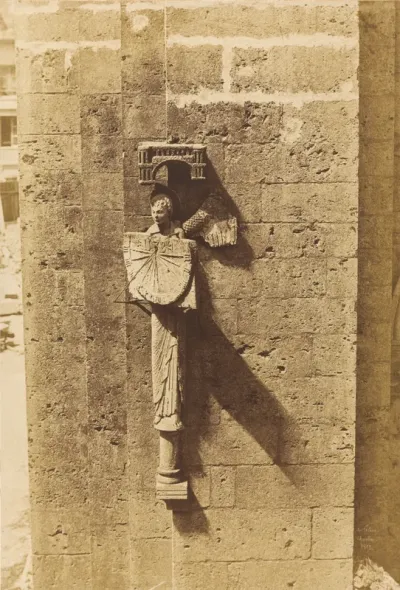 Ange Portant un Cadran Solaire, à l'Eglise de Chartres