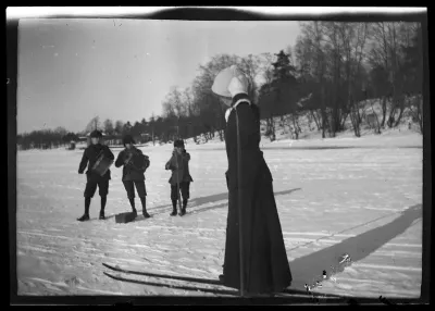Anni Bremer (vuodesta 1910 lähtien Simberg) kuuntelee musiikkia Kruunuvuorenselällä