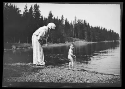 Anni ja Uhra Simberg rannalla Pellingissä