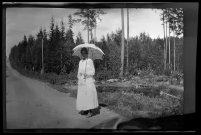 Anni Simberg maantiellä Niemenlautassa