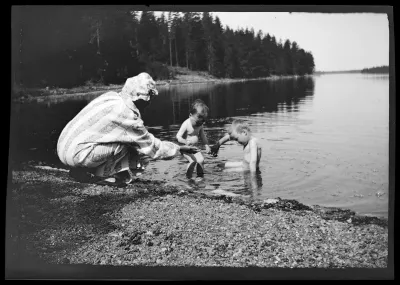 Anni, Uhra ja Tom Simberg leikkivät rannalla Pellingissä