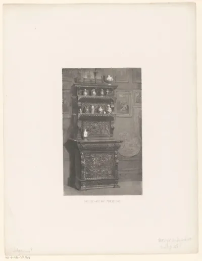 Antieke kast met porselein