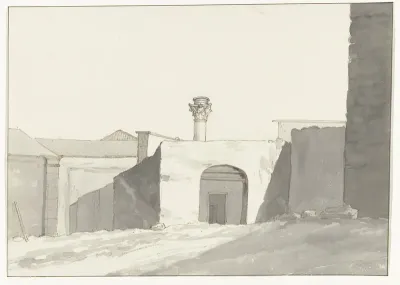 Antieke zuil en gebouwen in haven van Brindisi
