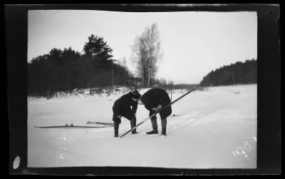 Arne Homén ja Guido Simberg huoltavat suksia