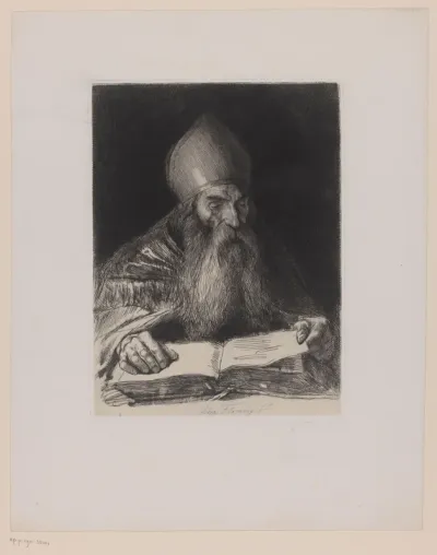Bebaarde man met een mijter op leest in een boek