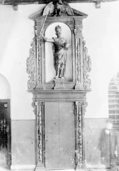 Beeld van Keizer Karel V (daterend uit 1664), dat in een ondiepe nis boven een deurtje in de westwand van de Schepenzaal stond en ondanks dat het beeld ter bescherming tegen het oorlogsgweld in de kelder van het stadhuis werd geplaatst ging het verlo