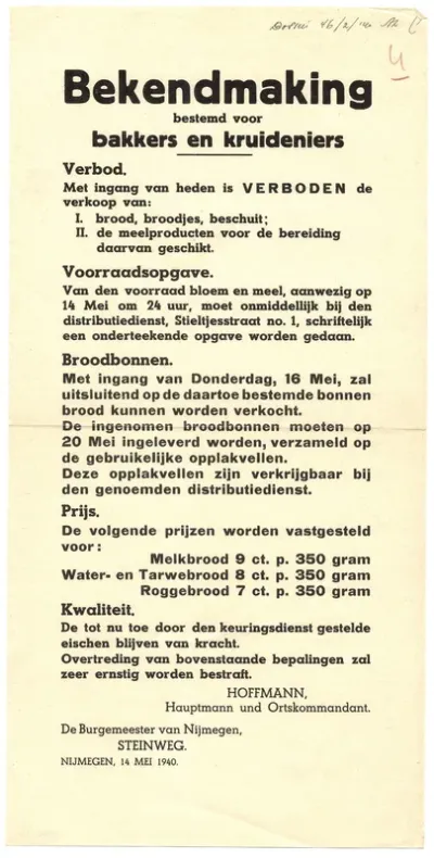 Bekendmaking door burgemeester Steinweg en Ortskommandant Hoffmann,  bestemd voor bakkers en kruideniers: een verbod op de verkoop van brood en meel, het vaststellen van de broodprijzen in Nijmegen op de broodbonnen. 15 mei 1940. Op de voorkant dossi