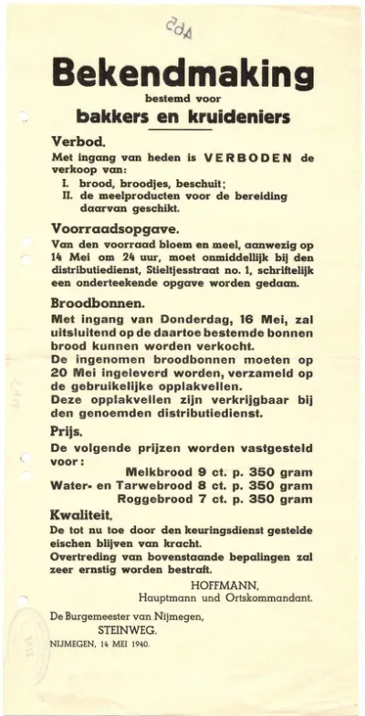 Bekendmaking van de voorschriften omtrent de verkoop van meel aan de bakkers, op 14 mei 1940, door Hauptmann Hofmann en burgemeester Steinweg.Tevens de aankondiging van de distributie van brood. Aan de achterkant van het biljet: Archief Gemeentehuis