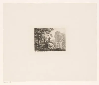 Bergachtig landschap met links een wandelaar naast een hek