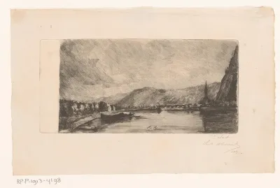 Berglandschap met dorp aan water