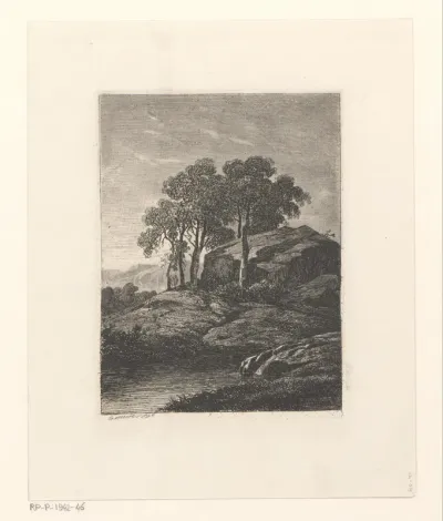 Berglandschap met loofbomen bij rotsen aan het water
