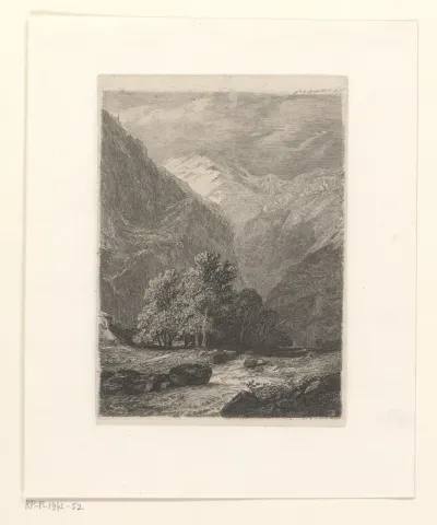 Berglandschap met loofbomen in een dal