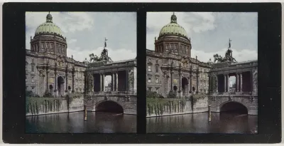 Berliner Stadschloss met rechts het Kaiser-Wilhelm-Nationaldenkmal in Berlijn