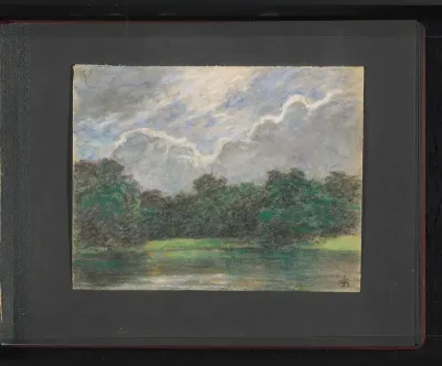 Bewolkte lucht boven een park met vijver