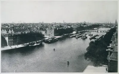Binnen-Amstel met schutsluizen, gezien vanaf het dak van het Amstel Hotel naar het noorden, Amsterdam