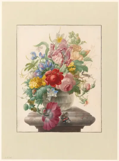 Bloemen in een glazen vaas met een vlinder