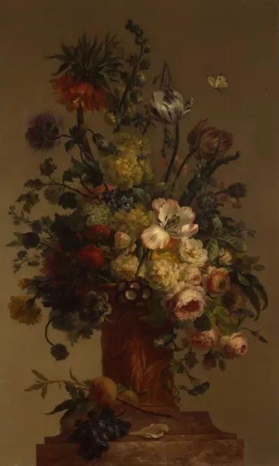 Bloemen in een vaas op marmeren sokkel