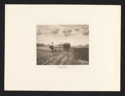 Boer met paarden en ploeg op een akker