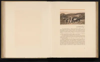 Boeren bewerken het land nabij de ruïnes van de Zeustempel in Nemea