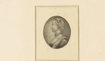Borstbeeld in ovaal van Charlotte van Mecklenburgin, gemalin van George III van Engeland.