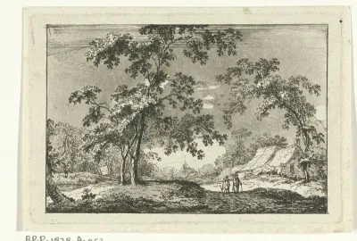 Bosrijk landschap met twee wandelaars