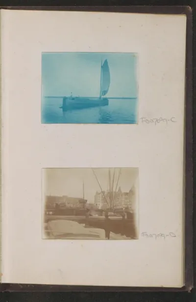 Boten op het Damrak te Amsterdam