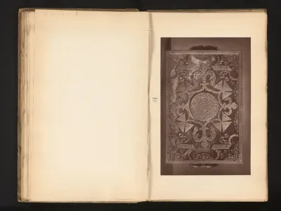 Bovenzijde van een koffer gedecoreerd met metaal, uit de collectie van Christopher Beckett Denison